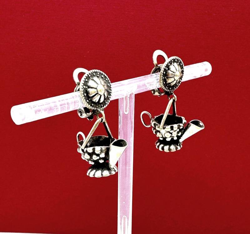 Silber Teekanne Ohrclips Vintage Hippie Girl Teekannen Clip Ohrringe Aus Silberschmiede Künstler Handarbeit Der 70Er Jahre, Rarität von VintageStarsParis