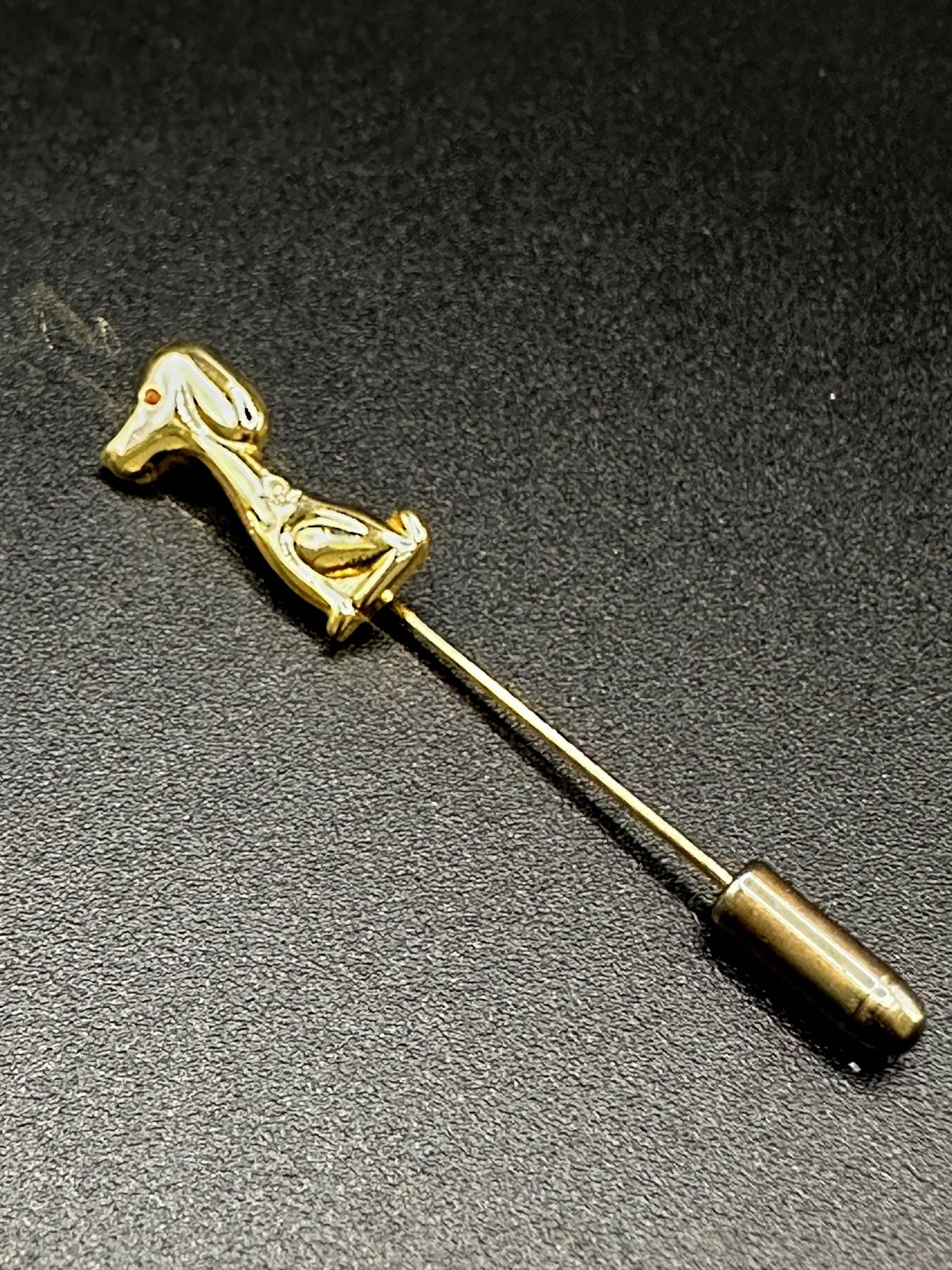 Snoopy Hund Krawattennadel Vergoldeter Vintage Stick Pin, Anstecker Hunde Hutnadel Nadel Brosche von VintageStarsParis