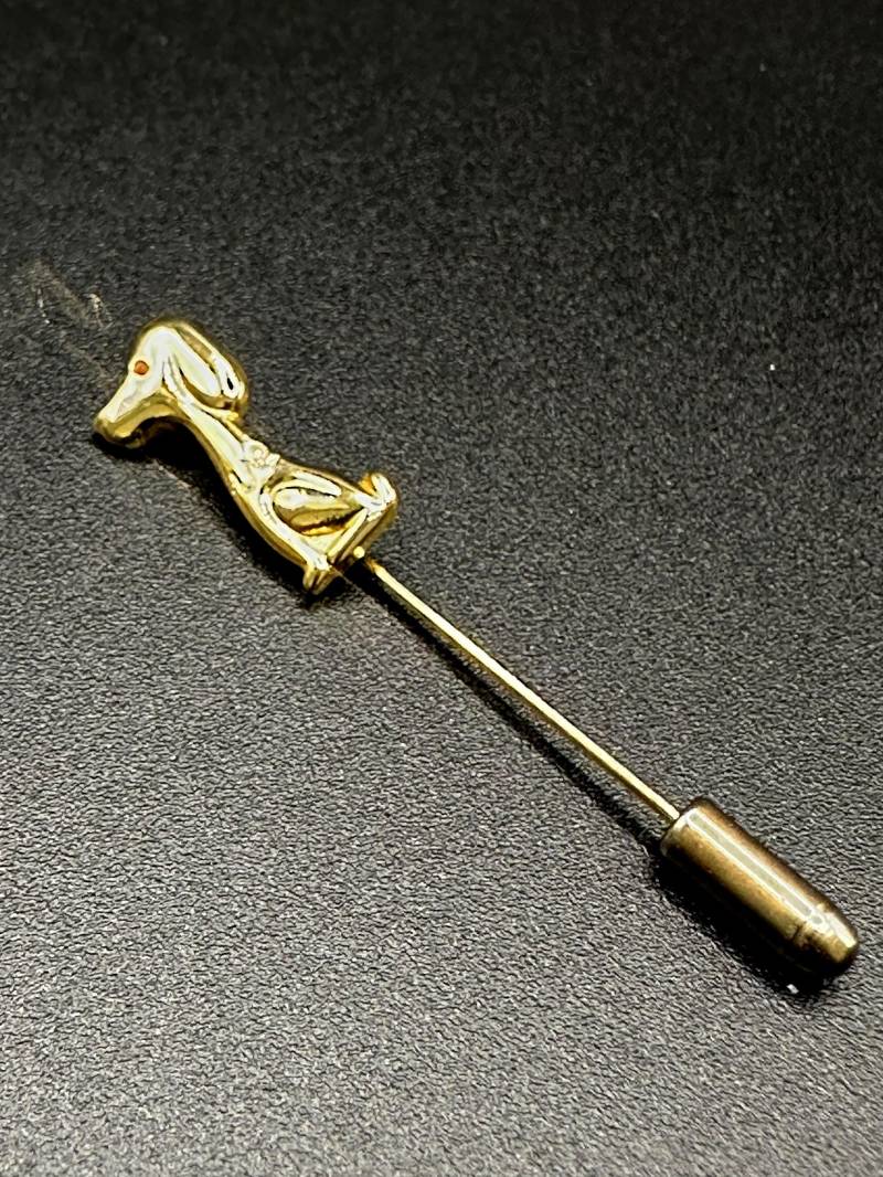 Snoopy Hund Krawattennadel Vergoldeter Vintage Stick Pin, Anstecker Hunde Hutnadel Nadel Brosche von VintageStarsParis