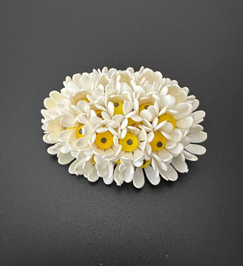 Softplastik Gänseblümchen Brosche Vintage 1950S Soft Plastic Daisy Flower Brooch von VintageStarsParis