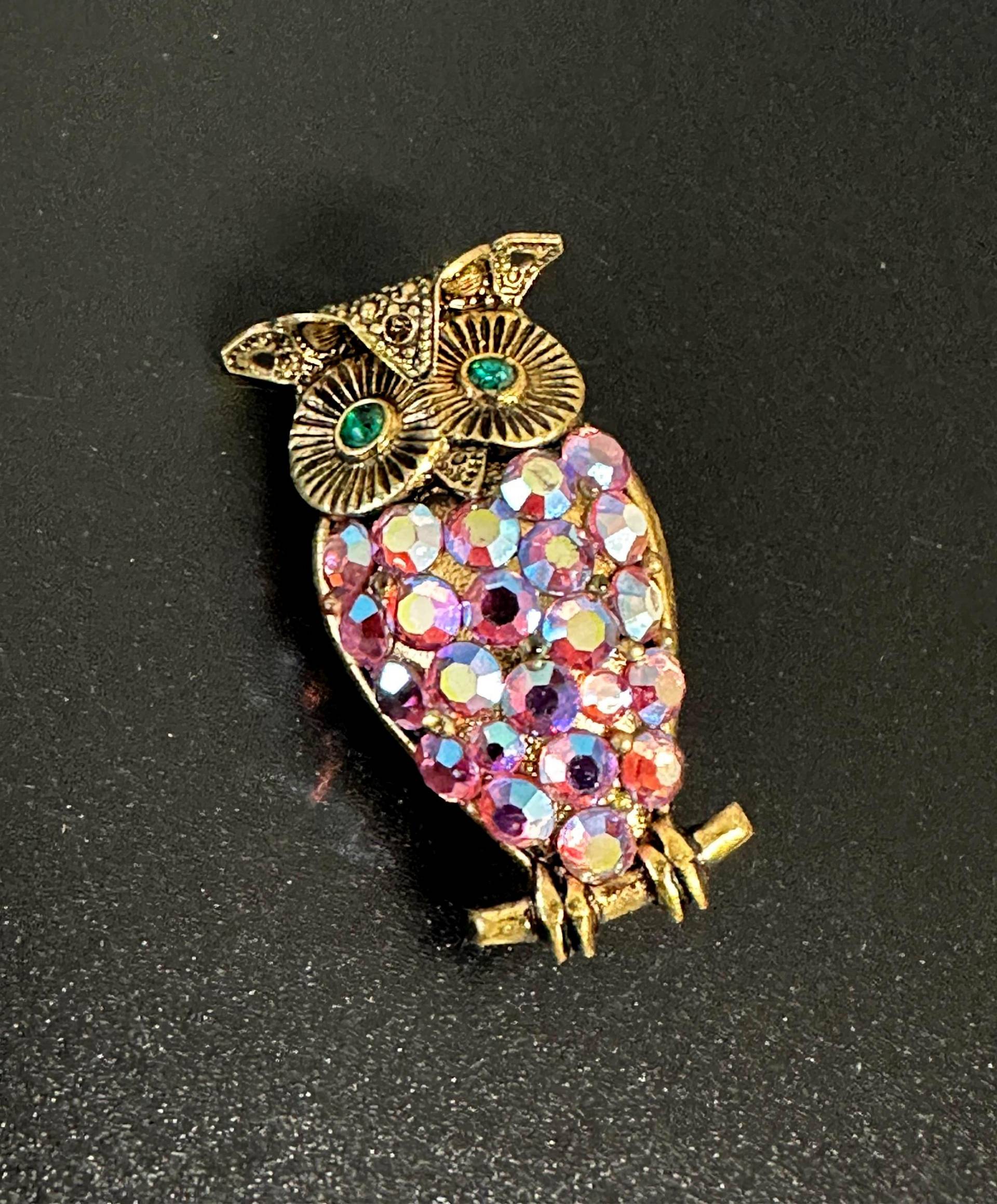 Strass Eulen Brosche Fantastisch Schön Funkelnde Vintage Eule Mit Grünen Augen Und Rosa Aurora Borealis Steinen Am Bauch von VintageStarsParis