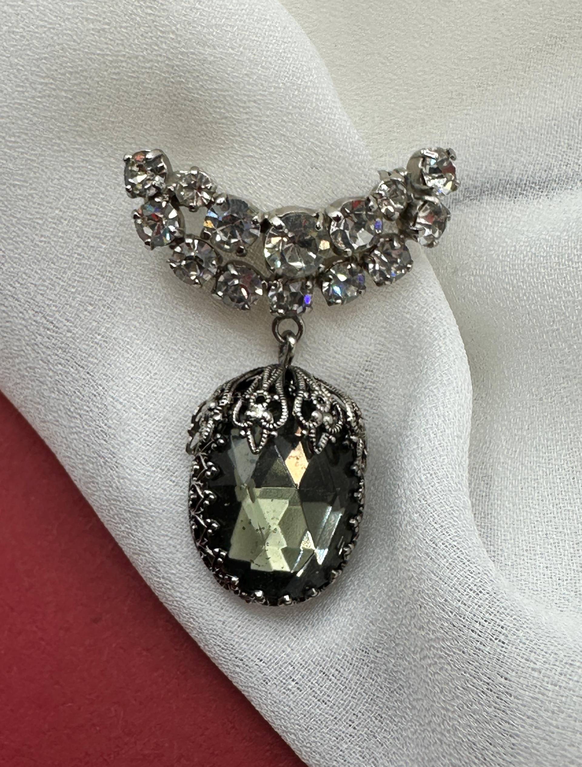 Strass Kristall Brosche Vintage Glamour Cocktail Party 1960S Halbmond Mit Grauen Abhängenden Stein von VintageStarsParis