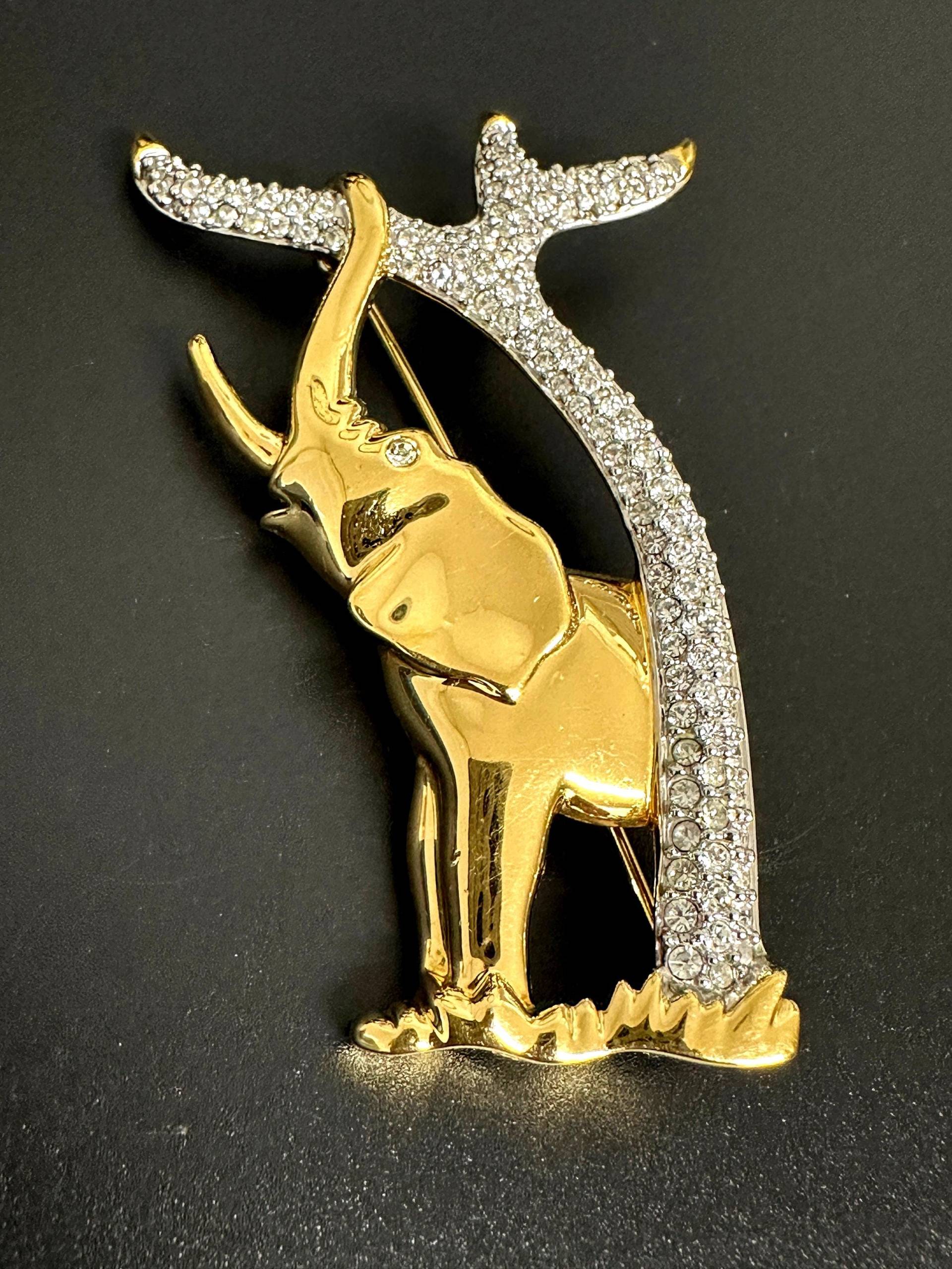 Swarovski Elefant Brosche Signierte, Seltene Vintage Designer Strass Brosche, 6.2 cm Lang, Detailliert Und Besonders Schön Swarovski Elefant Brosche Signierte, Seltene Vintage Designer Strass Brosche, 6.2 cm Lang, Detailliert Und Besonders Schön von VintageStarsParis