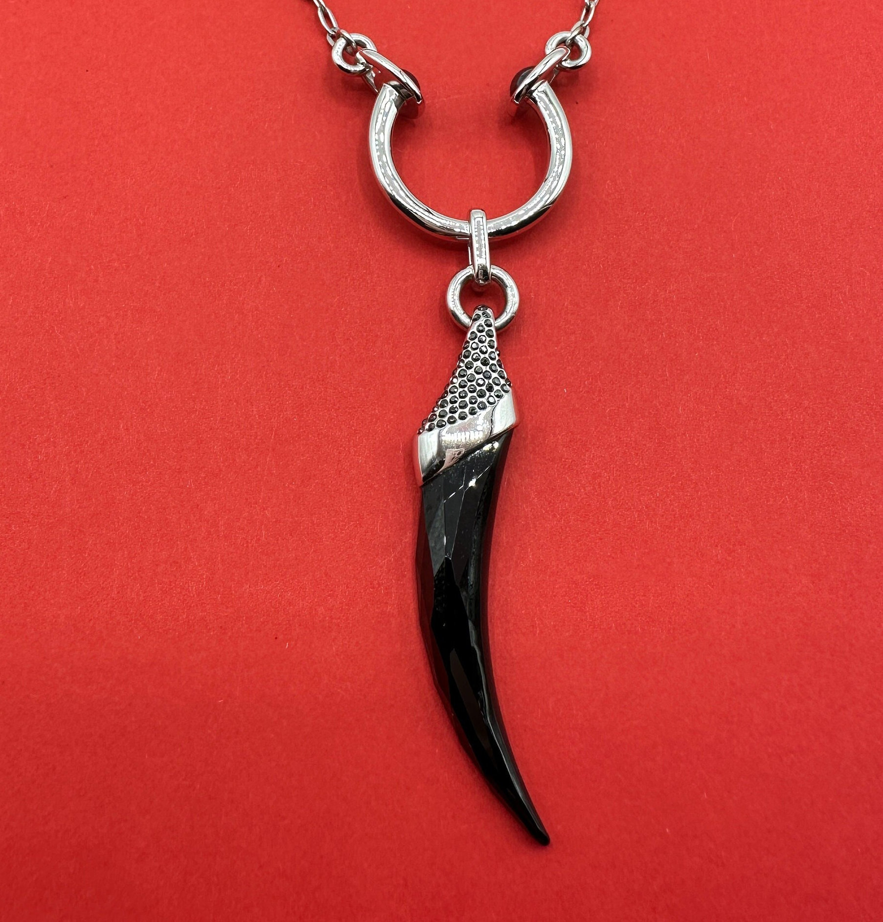 Swarovski Horn Halskette Signierte, Schwarze Kristall Hematit Und Markasit Verzierte Anhänger Kette, Sehr Gute Qualität von VintageStarsParis