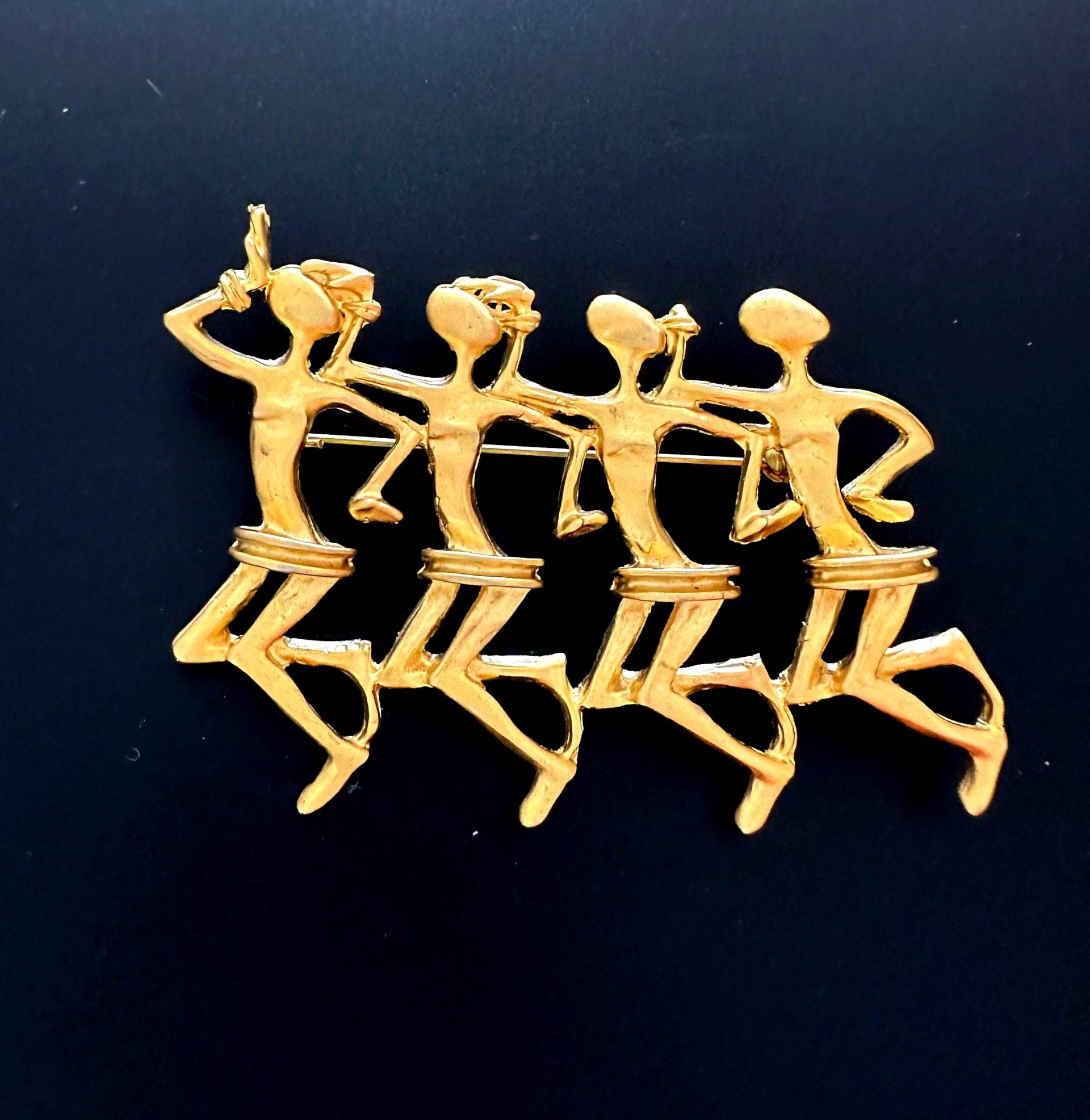 Tanzende Afrikaner Brosche Vintage 1980S Edel Matt Vergoldete, Hochwertige Blickfänger Kultur Brosche, Seltener Fund, 7 cm Lang von VintageStarsParis