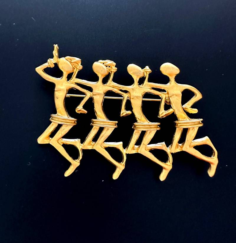 Tanzende Afrikaner Brosche Vintage 1980S Edel Matt Vergoldete, Hochwertige Blickfänger Kultur Brosche, Seltener Fund, 7 cm Lang von VintageStarsParis
