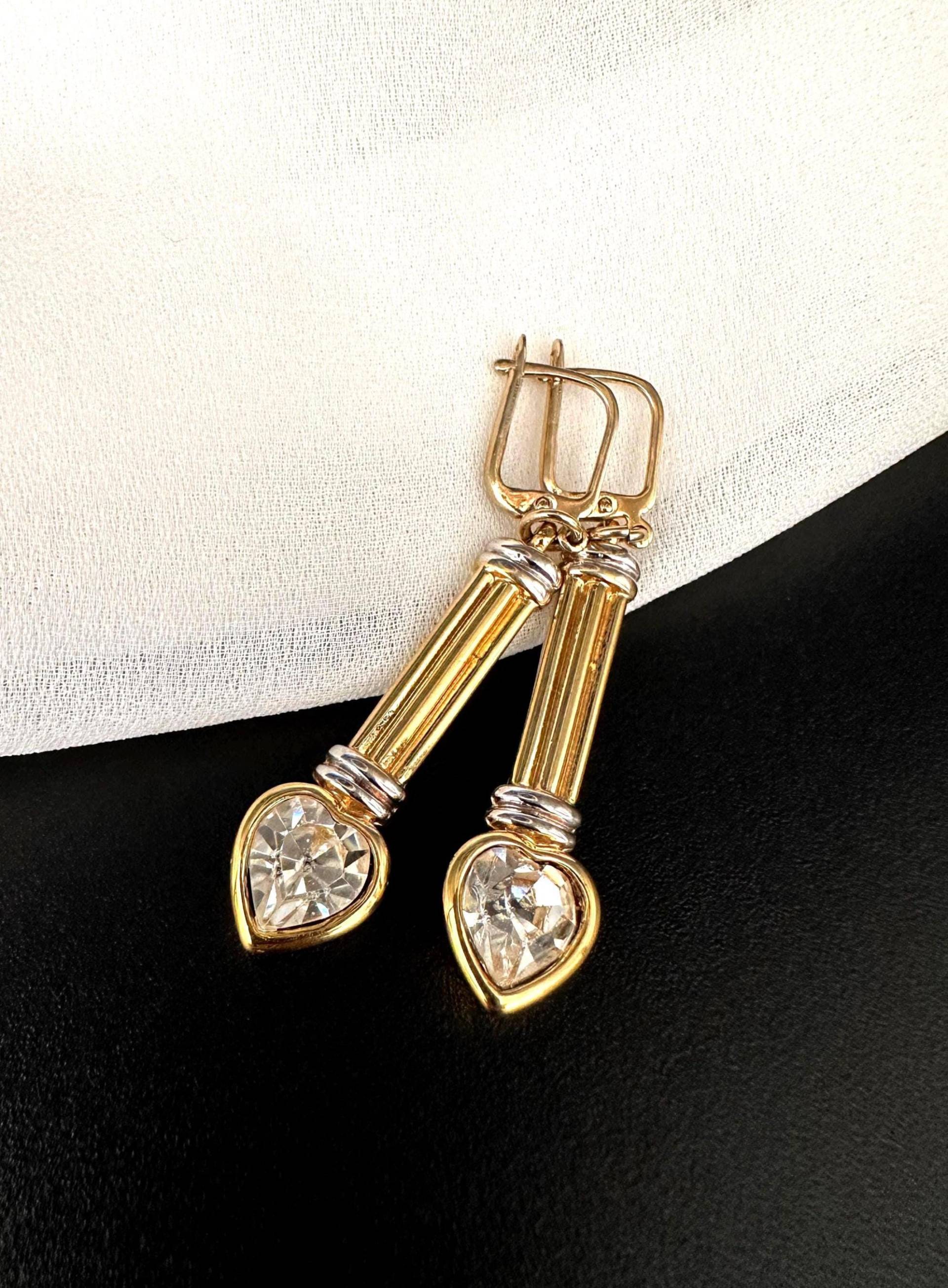 Traumhaft Schöne Ohrringe Vergoldete, Klare Herz Kristall Strass Verzierte, Hochwertige Vintage 1990S Lever-Back Hängeohrringe Ohrstecker von VintageStarsParis