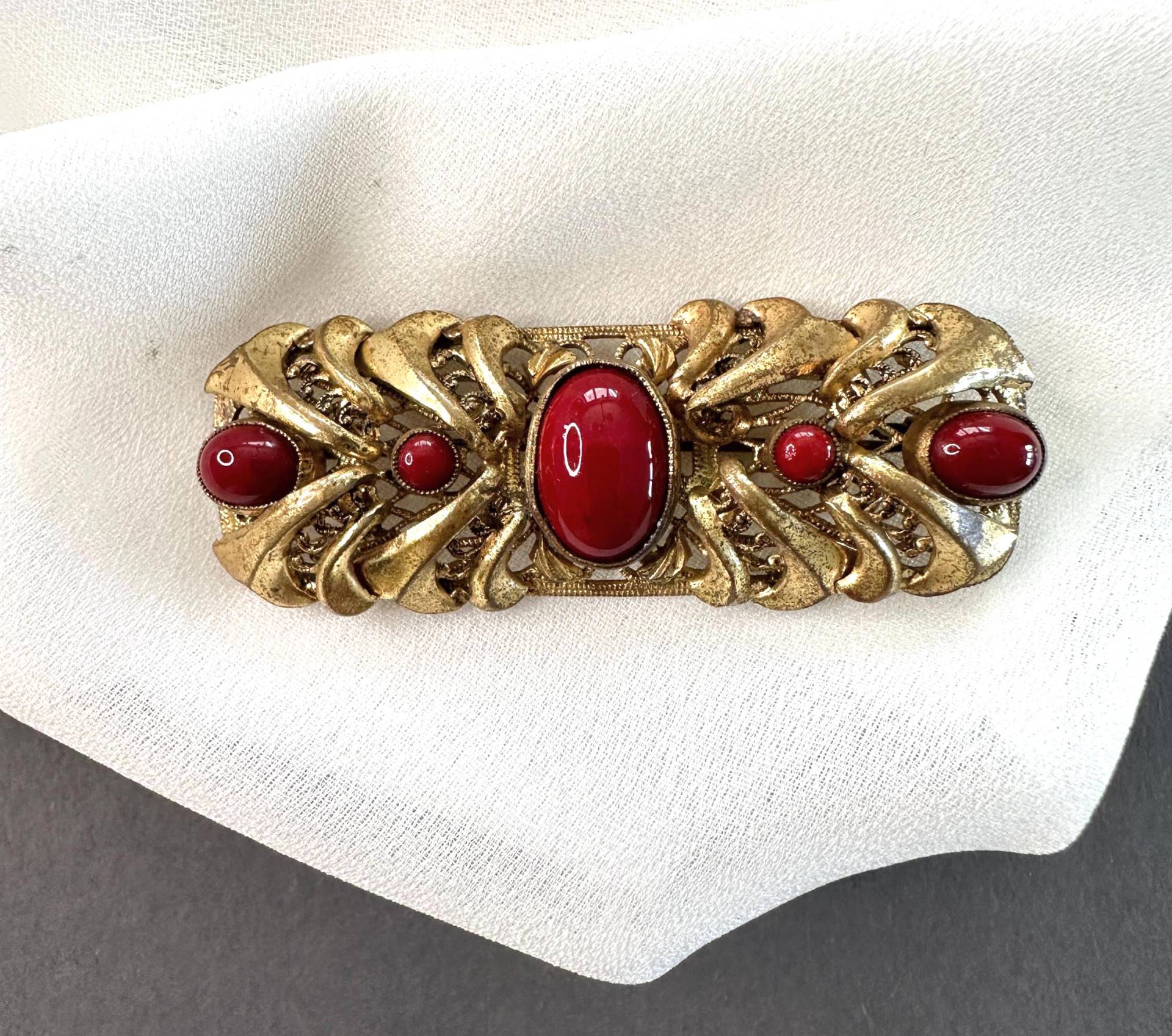 Vergoldete Jugendstil Brosche Vintage 1940S Mit Dunkelroten Glasperlen Verzierte, Seltene von VintageStarsParis