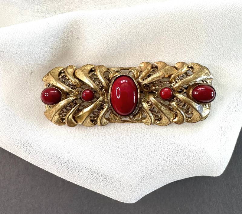 Vergoldete Jugendstil Brosche Vintage 1940S Mit Dunkelroten Glasperlen Verzierte, Seltene von VintageStarsParis