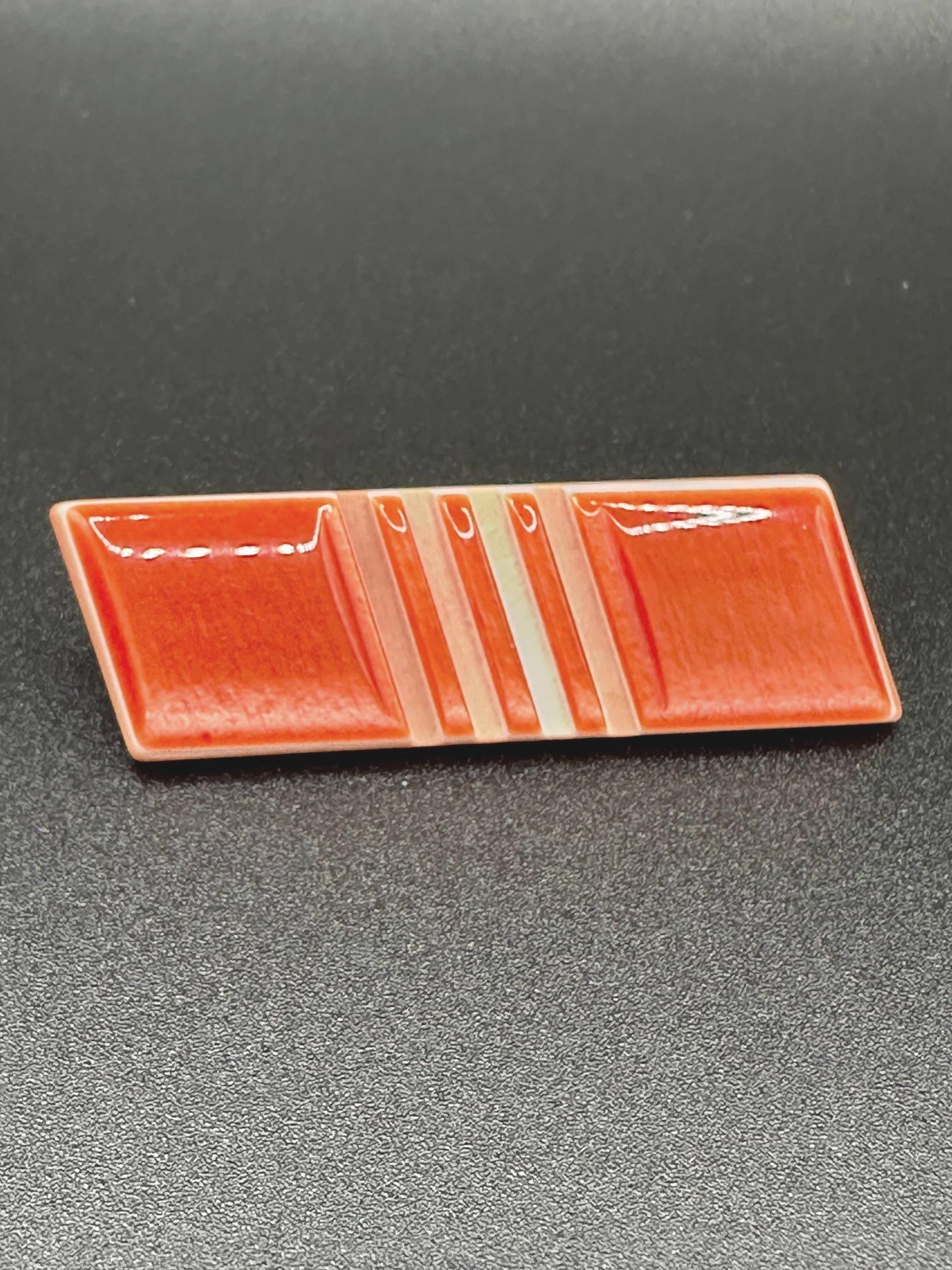 Vintage Bakelit Brosche Hand Geschnitzte, Abstrakte Lachs Farbe Mid Century 1960Er Jahre Brosche, Collectable Hand Carved Bakelite Brooch von VintageStarsParis