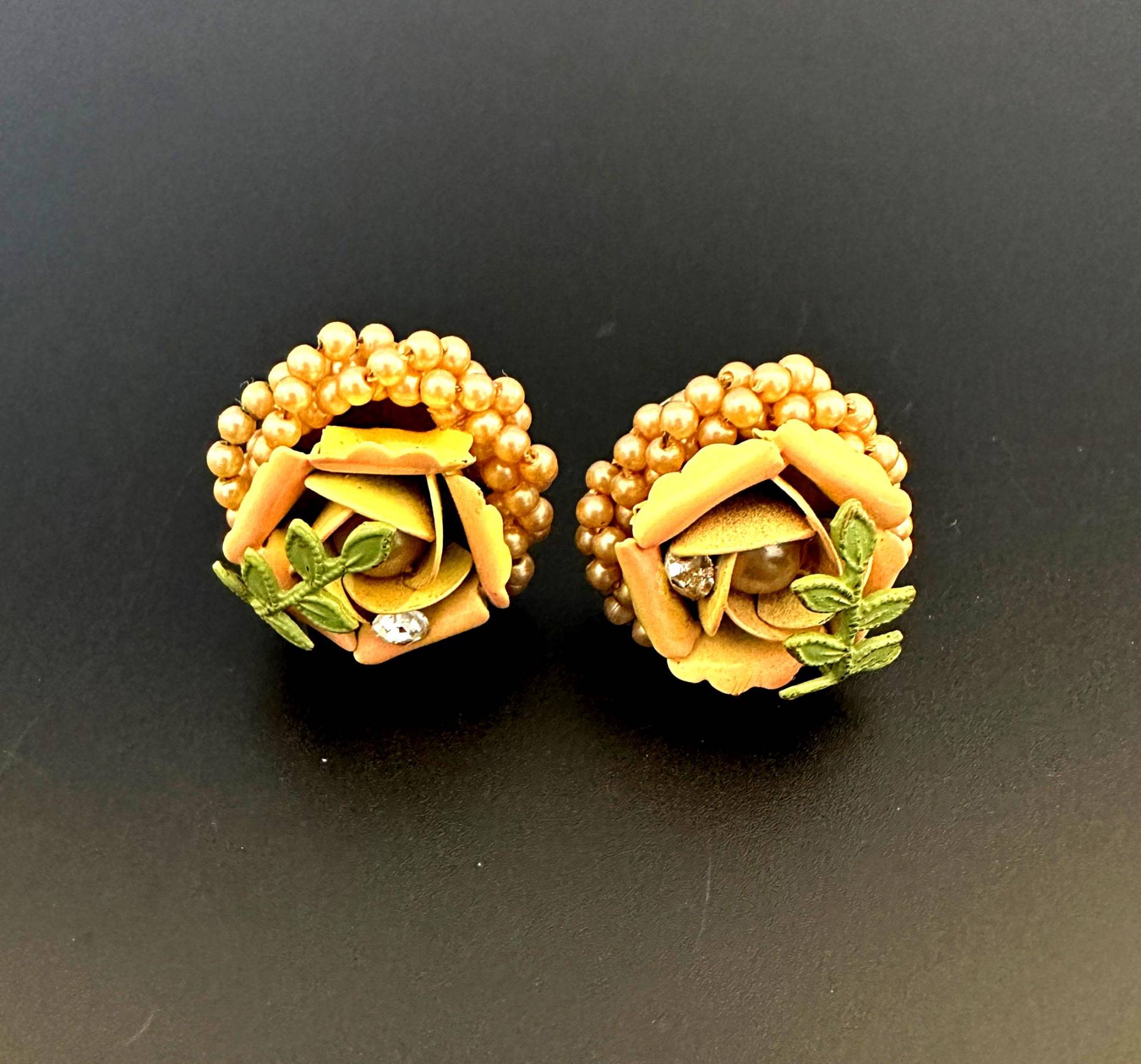 Vintage Blüten Ohrclips 1940S Bezaubernd Schöne Gelb Und Grün Emaillierte Faux Perlen Umrandete 3 cm Ø Cluster Clip Ohrringe, 40S "Oldies" von VintageStarsParis