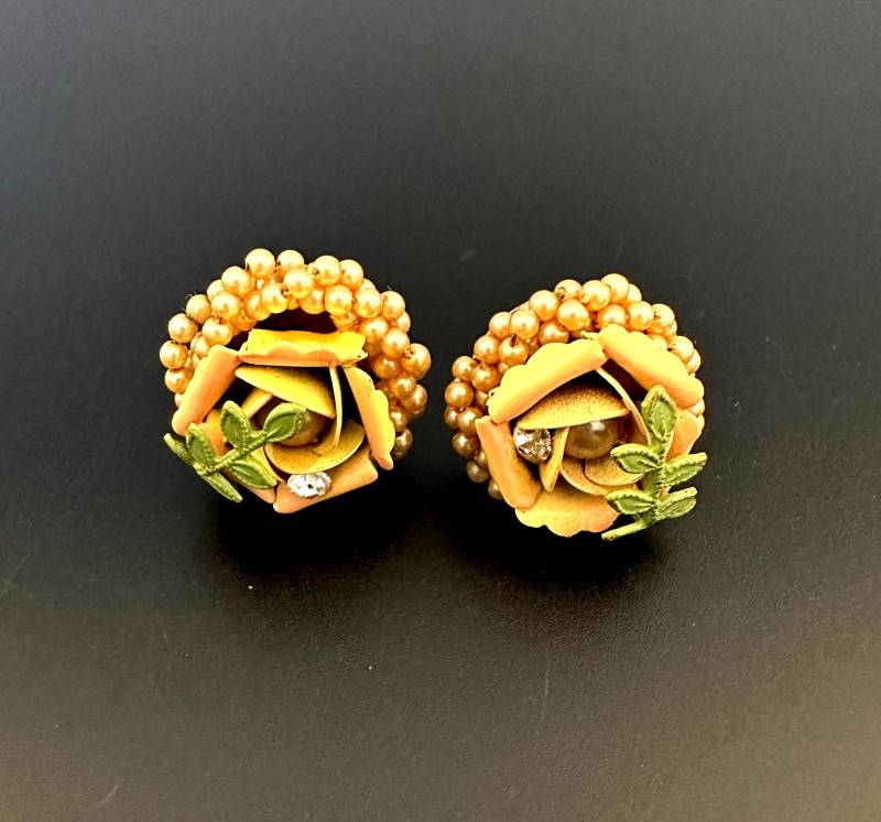 Vintage Blüten Ohrclips 1940S Bezaubernd Schöne Gelb Und Grün Emaillierte Faux Perlen Umrandete 3 cm Ø Cluster Clip Ohrringe, 40S "Oldies" von VintageStarsParis