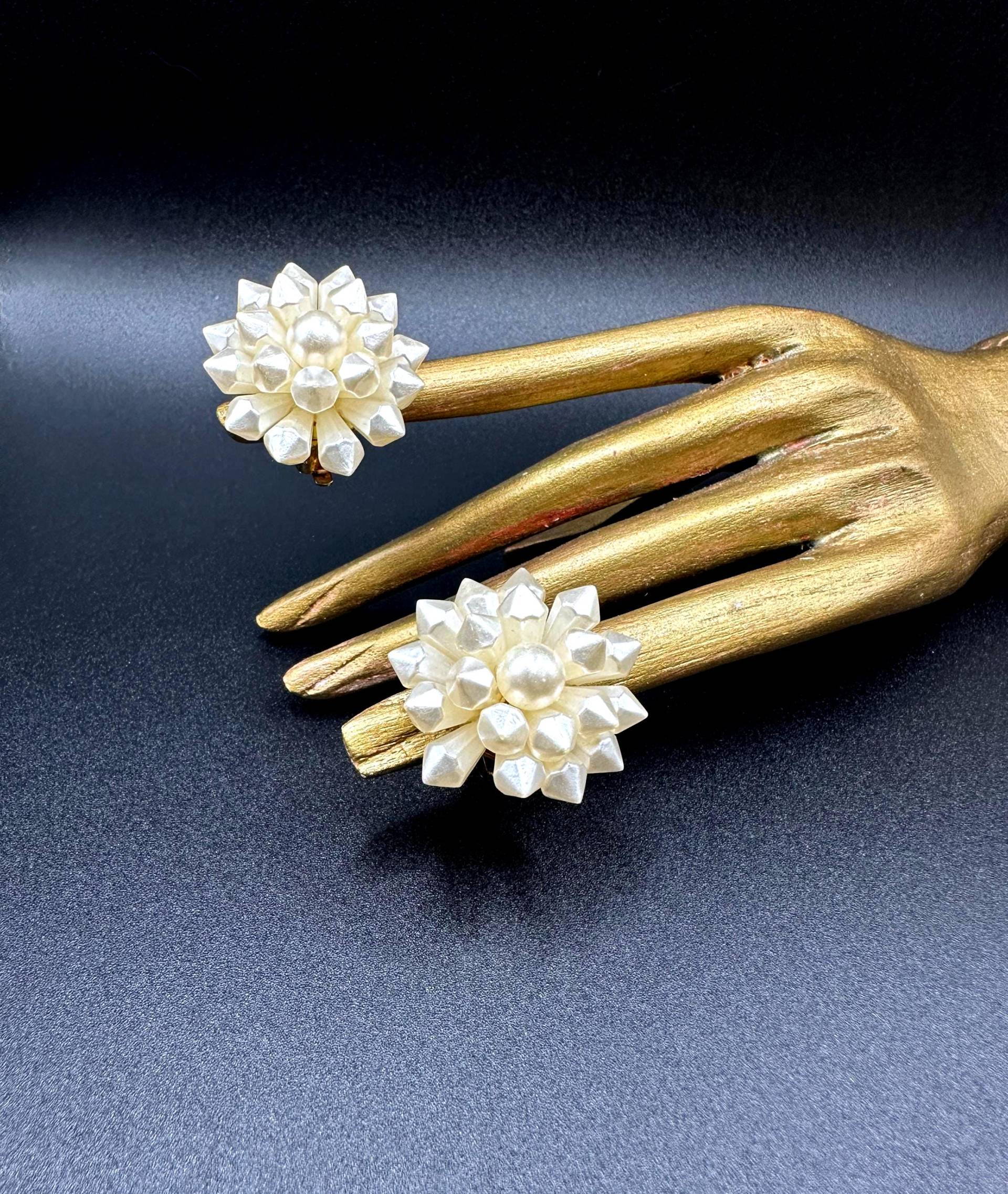 Vintage Braut Ohrclips Hauch Leichte Faux Perlen Verzierte, Große 1950Er Jahre Cluster Clip Ohrringe, 3 cm Ø von VintageStarsParis