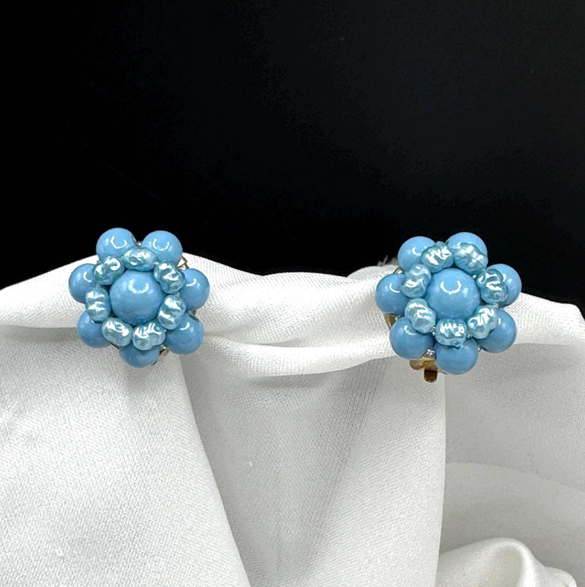 Vintage Cluster Ohrclips Hauch Leichte Blaue Lucite Perlen Verzierte, 1950Er Jahre Clip Ohrringe, 2 cm Ø Original Rockabilly Petticoat Clips von VintageStarsParis