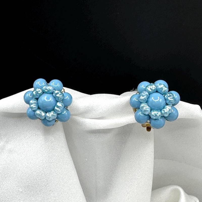 Vintage Cluster Ohrclips Hauch Leichte Blaue Lucite Perlen Verzierte, 1950Er Jahre Clip Ohrringe, 2 cm Ø Original Rockabilly Petticoat Clips von VintageStarsParis