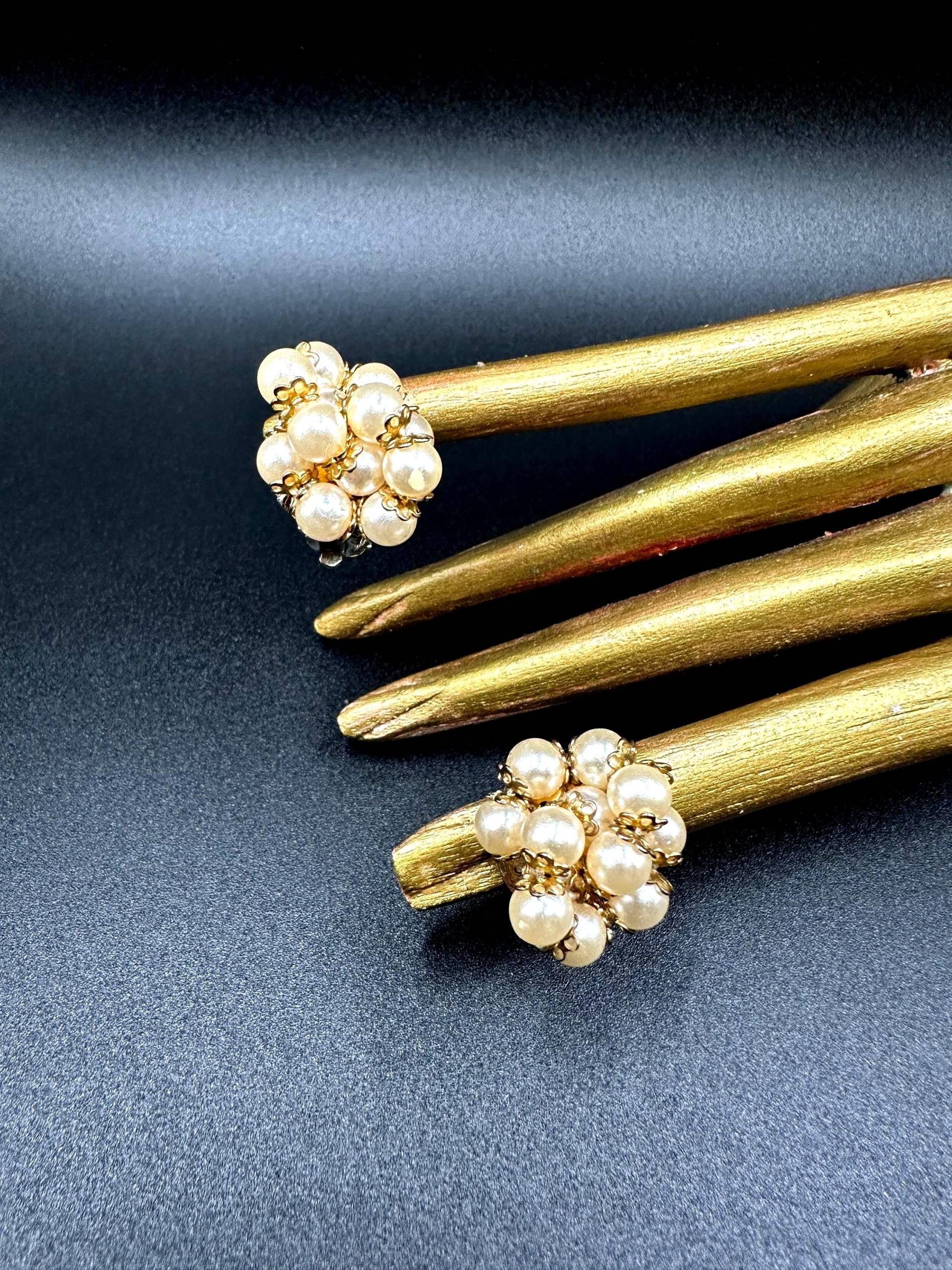 Vintage Cluster Ohrclips Hauch Leichte Faux Perlen Verzierte, 1950Er Jahre Clip Ohrringe, 2.2 cm Ø von VintageStarsParis