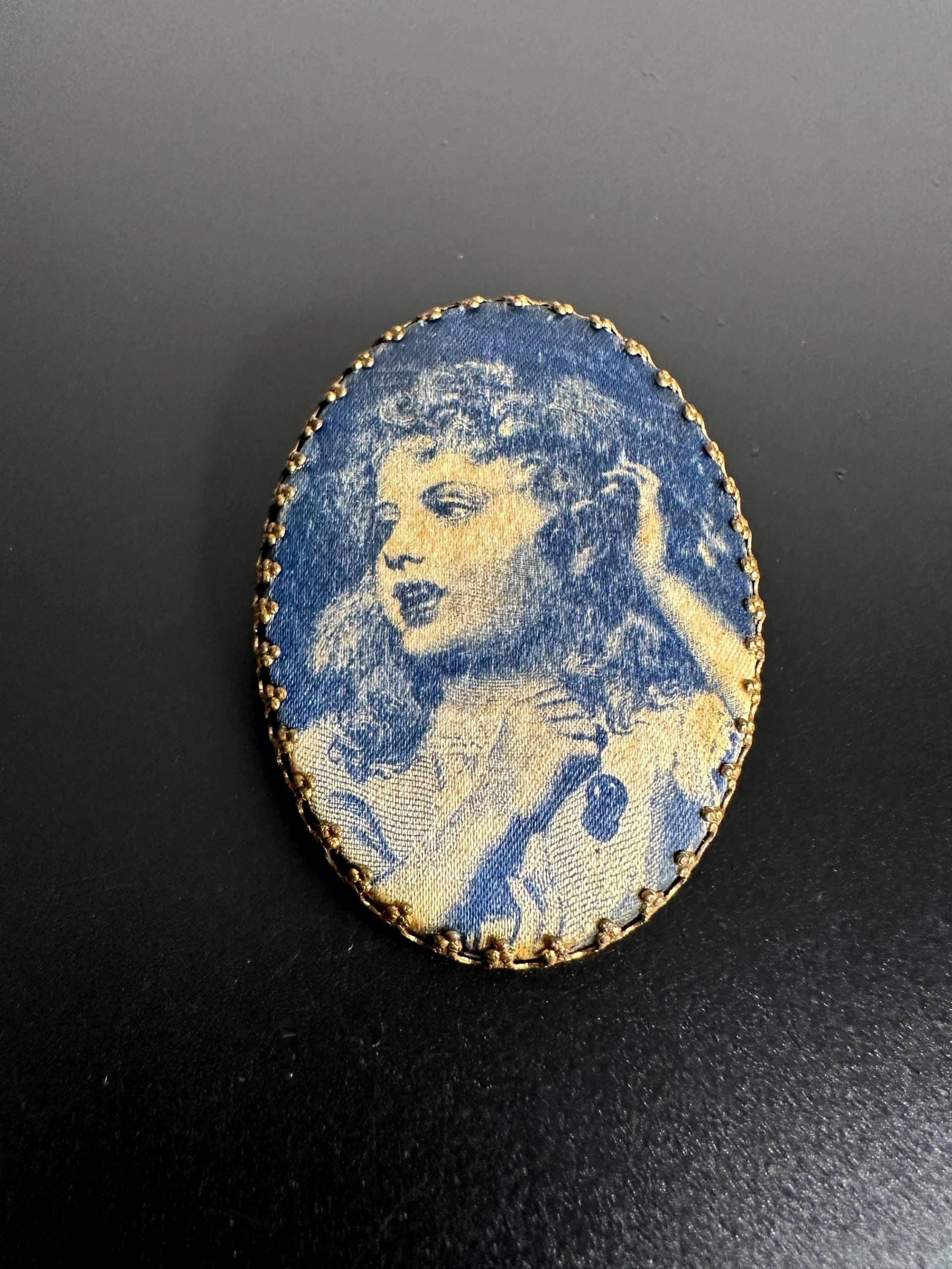 Vintage Frauenbild Brosche Boudoir Stil Aus Stoff, Große, Leichte Mid Century Frauen Portrait 1960S von VintageStarsParis