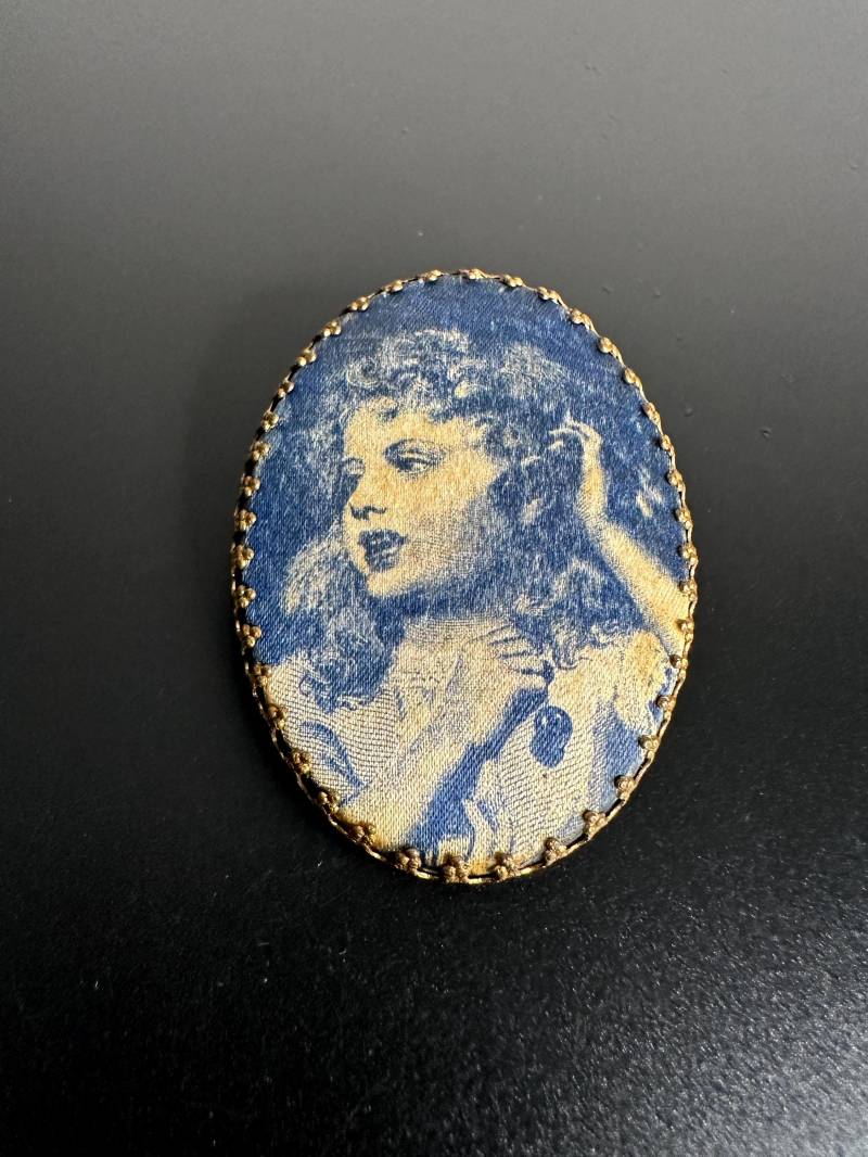 Vintage Frauenbild Brosche Boudoir Stil Aus Stoff, Große, Leichte Mid Century Frauen Portrait 1960S von VintageStarsParis