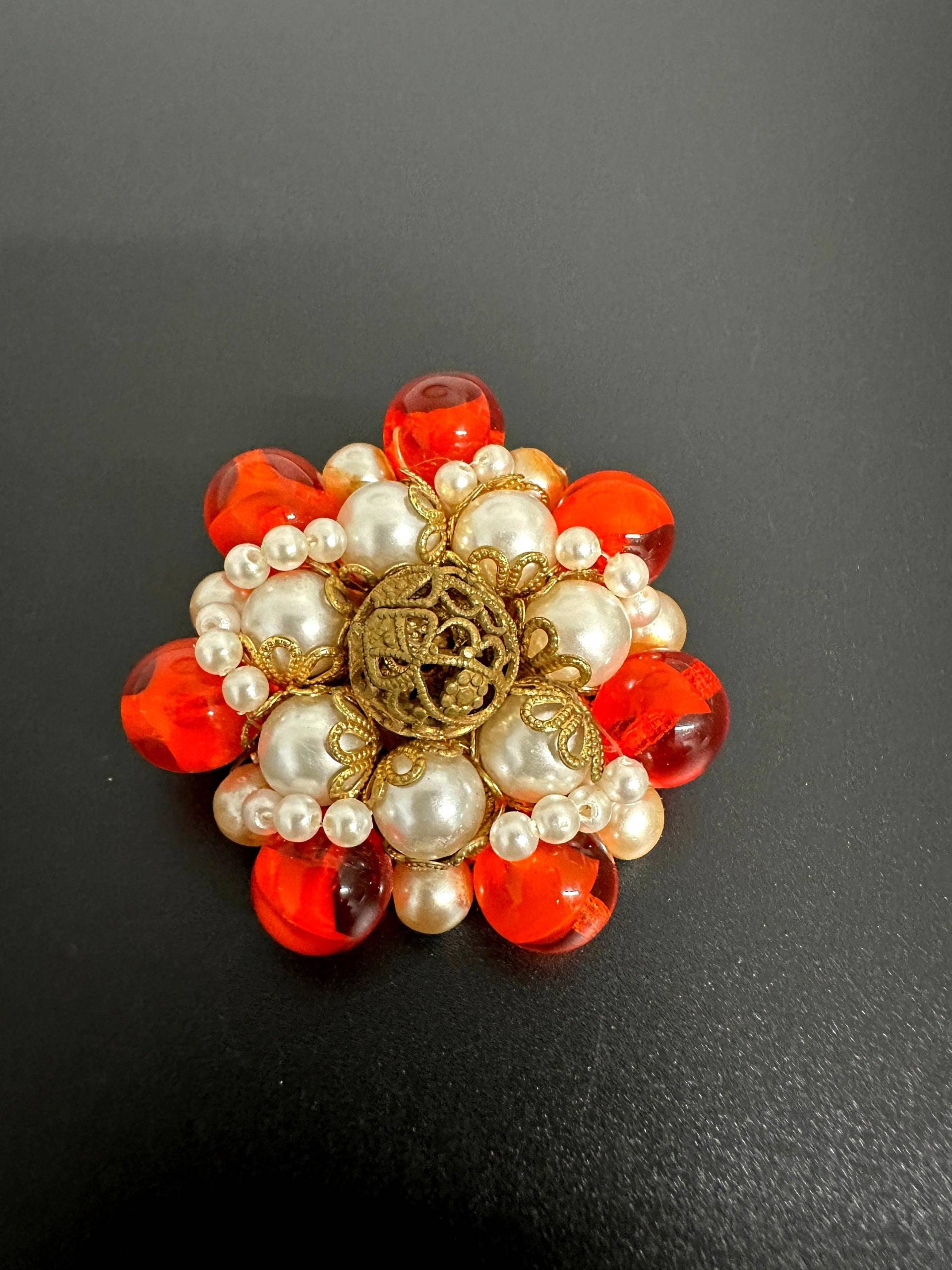 Vintage Glasperlen Brosche Mid Century Mit Dunkelorange Roten & Metallhäubchen Um Die Weißen Faux Perlen, Mehr Als Schön von VintageStarsParis