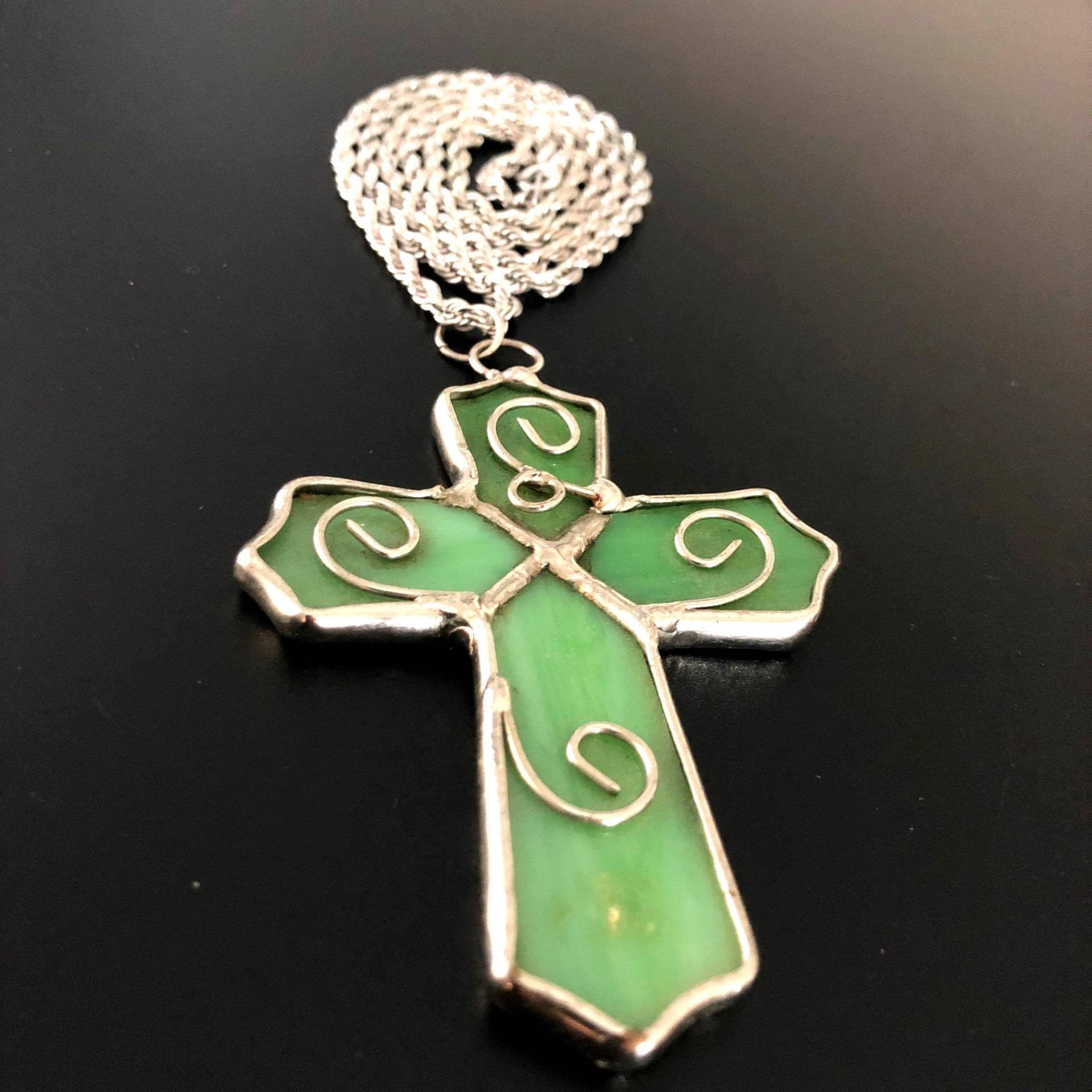 Vintage Kreuz Halskette Silberschmiede Glaskunst Künstler Handarbeit Original 1970S Schmuckstück von VintageStarsParis