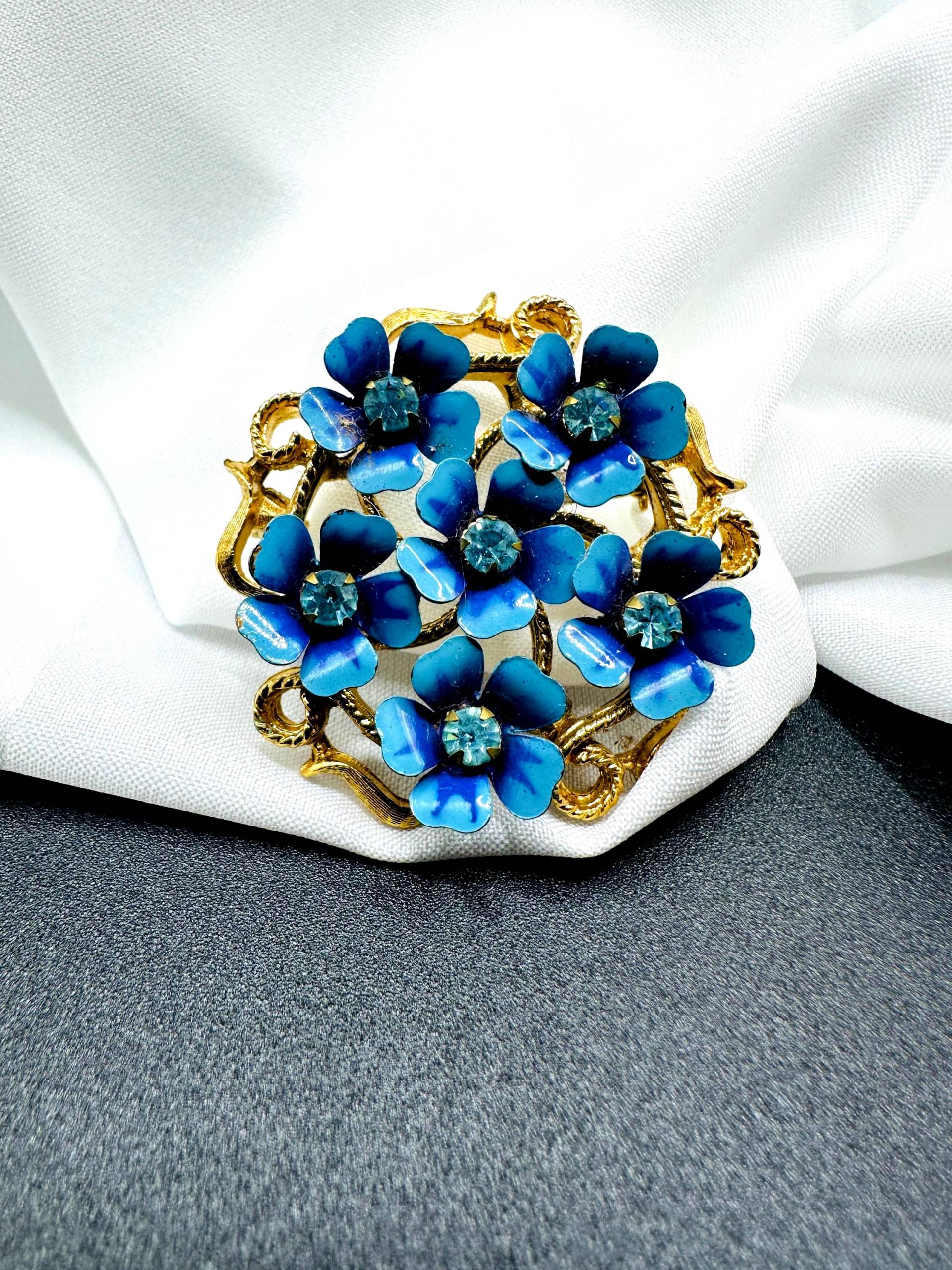 Vintage Vergissmeinnicht Brosche Florale 1970S Avon Signierte, Blaue Strass Verzierte Blümchen Sowie Anhänger Für Eine Kette von VintageStarsParis