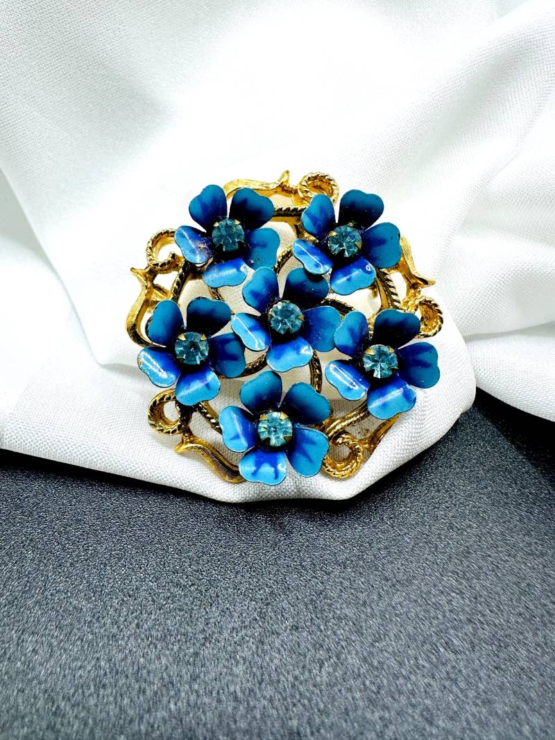 Vintage Vergissmeinnicht Brosche Florale 1970S Avon Signierte, Blaue Strass Verzierte Blümchen Sowie Anhänger Für Eine Kette von VintageStarsParis