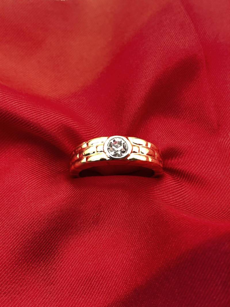 Cubic Zirkonia Ring Cz Statement Zeitlos Schön Und Elegant An Der Hand, Vergoldet, Vintage 1980S, Exzellenter Zustand von VintageStarsParis