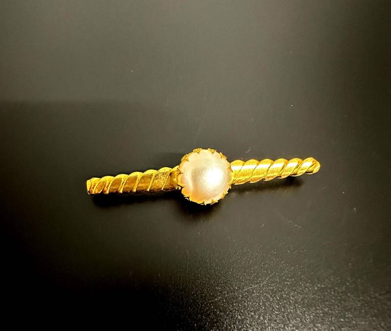 Weiße Glasperlen Brosche Vintage 1980S Elegante 7.5 cm Lange Avantgarde von VintageStarsParis