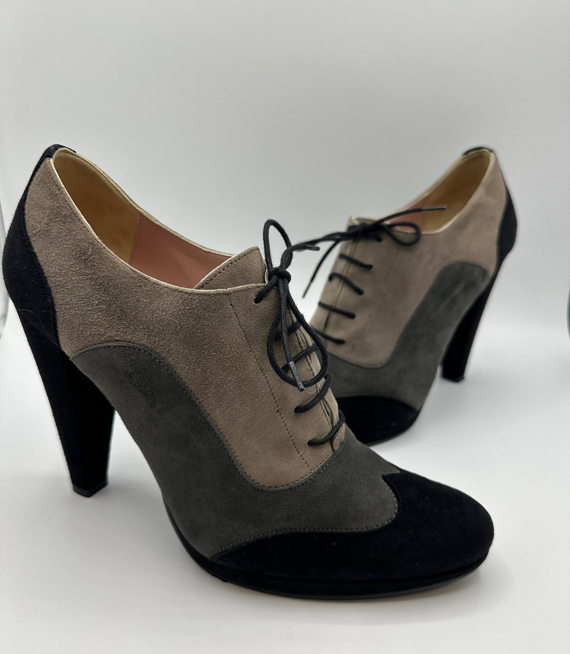 Wildleder Schnürschuhe Stiefeletten Vintage Budapester Stil Lisa Conti Damen in Schwarz Und Grau, Made Italy von VintageStarsParis