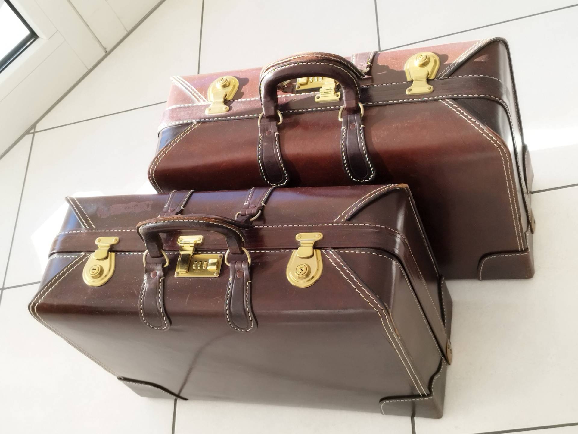 Hartleder Reisekoffer. Hochwertige Gepäckträger Im Vintage Retro Style. Wochenendtaschen. Passt Ausgezeichnet Zu Einem Car Hartleder Reisekoffer. Hochwertige Gepäckträger Im Vintage Retro Style. Wochenendtaschen. Passt Ausgezeichnet Zu Einem Car von VintageStoreAntiques