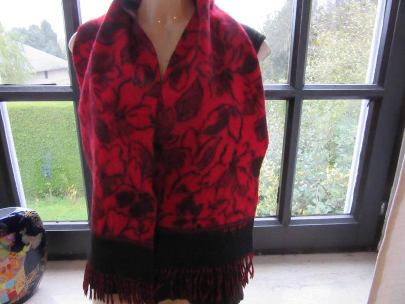 Jean-Louis Scherrer Paris Vintage Langer Wollschal Wrap - Verschiedene Muster Auf Jeder Seite Sehr Guter Zustand Jean-Louis Scherrer Paris Vintage Langer Wollschal Wrap - Verschiedene Muster Auf Jeder Seite Sehr Guter Zustand von VintageStuffisGreat