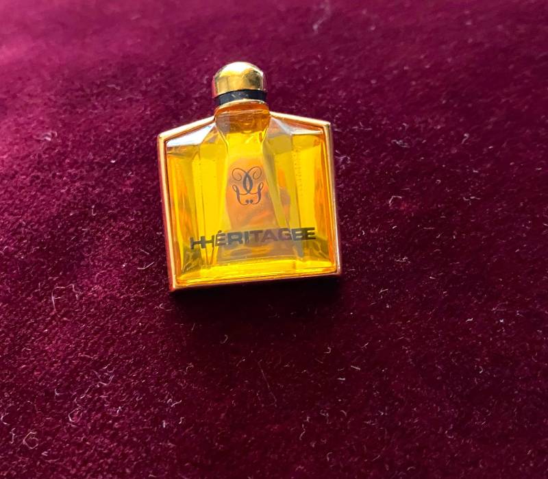 Vintage Guerlain Heritage Perfume Bottle Brooch | Miniature Pin Made in France Rare Collector's Item Vintage Guerlain Heritage Perfume Bottle Brooch | Miniature Pin Made in France Rare Collector's Item von VintageStyleShopDE