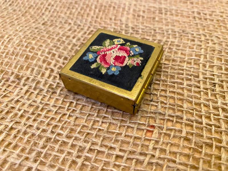 Vintage Small Petit Point Cosmetic Box No-3 Vintage Small Petit Point Cosmetic Box No-3 von VintageStyleShopDE