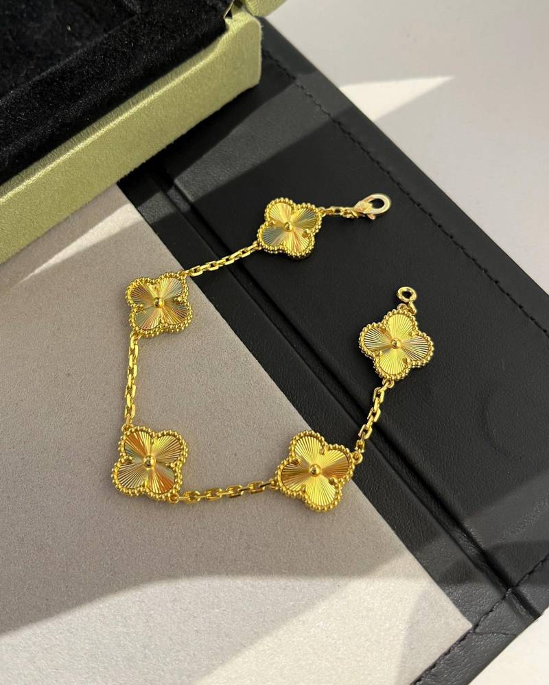 Vintage Van Cleef Und Arpels Alhambra 5 Motive Armband 18K Vintage Van Cleef Und Arpels Alhambra 5 Motive Armband 18K von VintageSwann