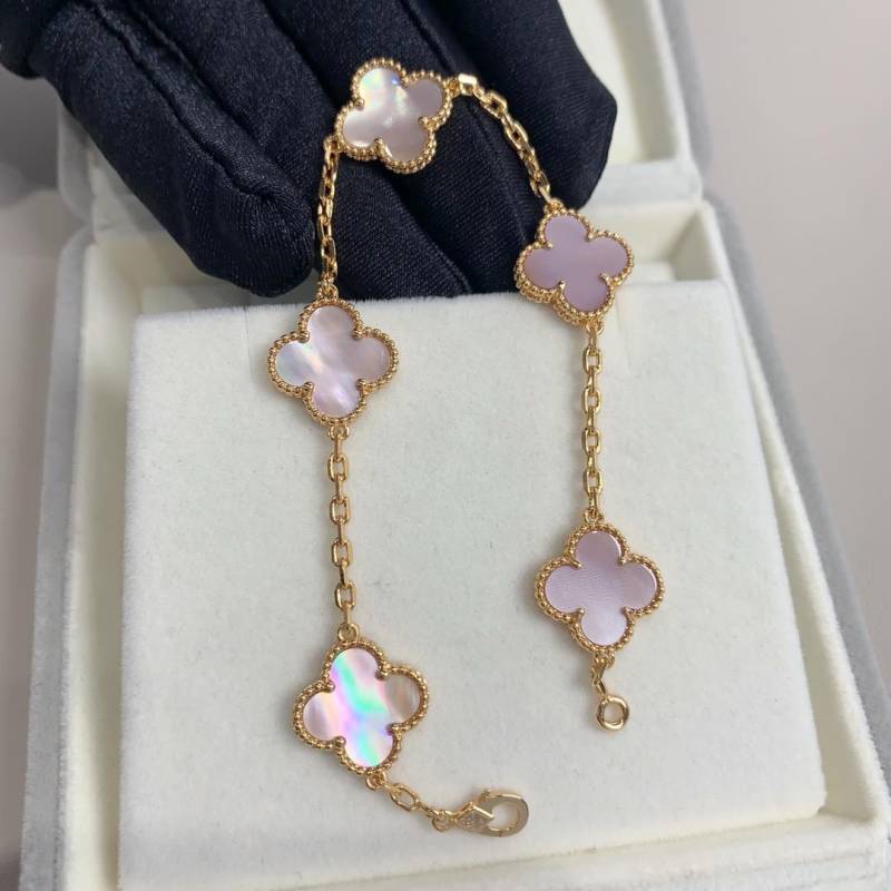 Vintage Van Cleef Und Arpels Armband Alhambra 5 Motive Vintage Van Cleef Und Arpels Armband Alhambra 5 Motive von VintageSwann