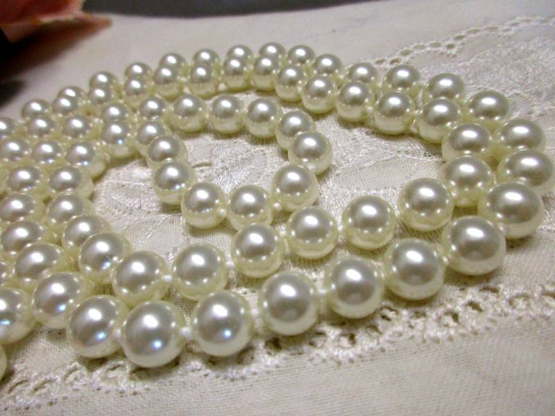 Cabouchon 79 cm Lange Perlenkette Faux Perlen Weiß 80Er/90Er Vintage Glaswachsperlen von VintageTausendSchoen