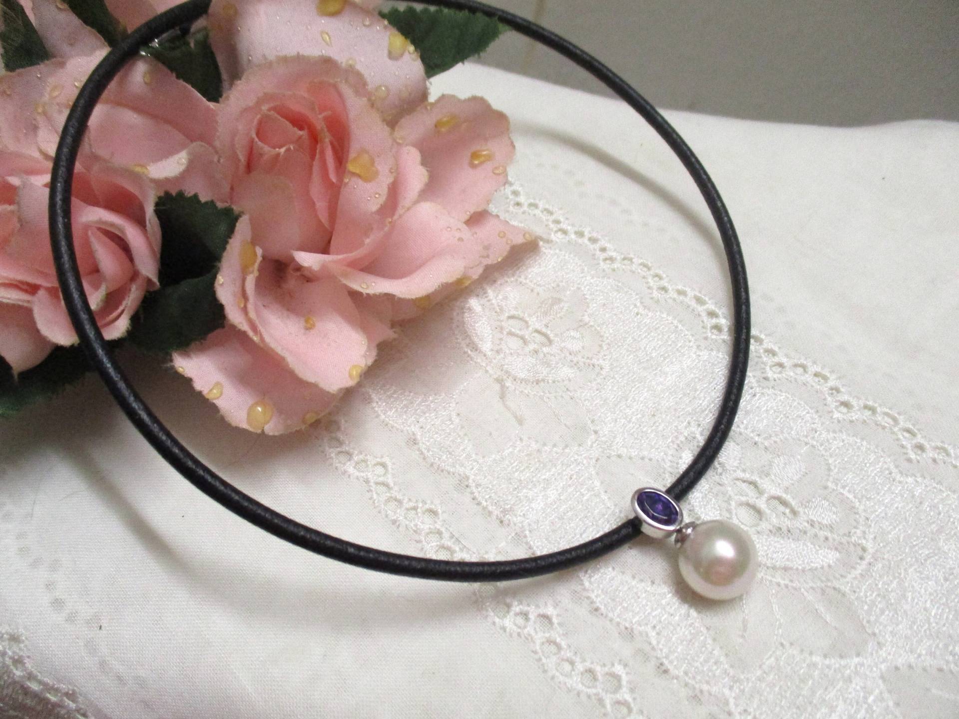 Edles Lederband Mit Anhänger Faux Perle Signiert M Halsband Lederreif Lila Kristall von VintageTausendSchoen