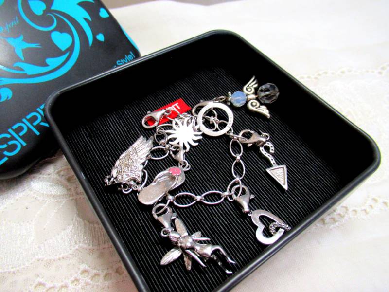Esprit Charm Up Your Style Silber Armband Bettelarmband Mit Sieben Charms Elfe Engelsflügel Herz Flip Flop Schirm Engel 19, 5 cm Verstellbar von VintageTausendSchoen