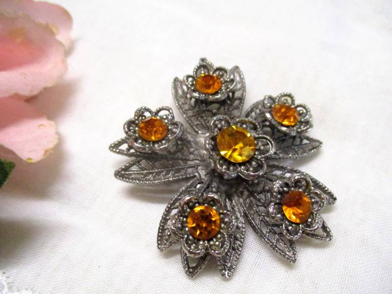 Hübsche Funkelnde Vintage Brosche Zinnoptik Zinn Handarbeit Mit Gelb Orangen Steinen Strass Glassteine 60Er 70Er von VintageTausendSchoen