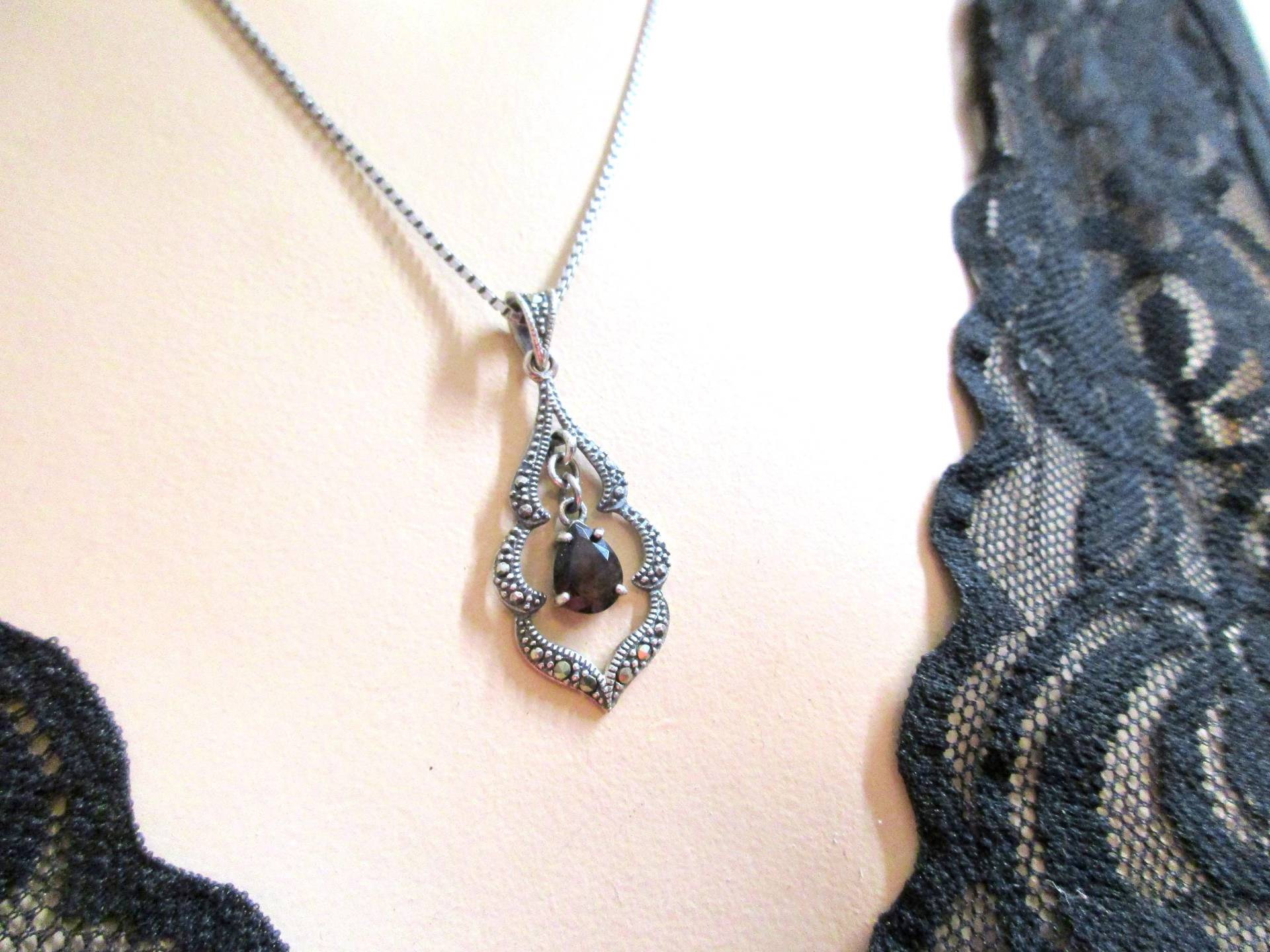 No 01 Feiner Vintage Silber Anhänger Girlandenform Mit Granat Und Markasit 3, 9 X 1, 5 cm 925 Venezianerkette 835 44 Granatschmuck von VintageTausendSchoen