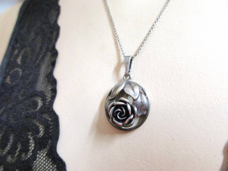 No 73 Schöner Rosen Anhänger Teka Silber 925 Mid Century Mit Silberkettchen Geschenk Teka Schmuck Sammlerschmuck von VintageTausendSchoen
