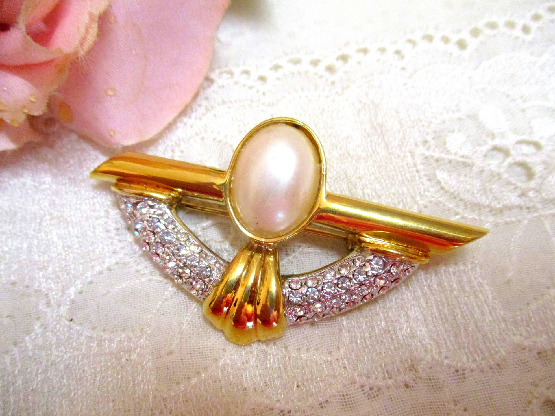 Sehr Elegante Vergoldete Silberbrosche Mit Faux Perle + Strass Brosche Silber Blumenstrauss 925 6 X 3, 5 cm von VintageTausendSchoen