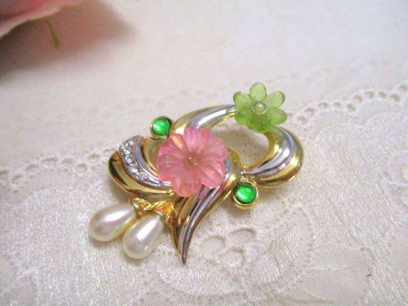 Verspielte Vergoldete Silberbrosche Mit Blumen Und Faux Perlen Brosche Silber Blumenstrauss 925 4, 2 X 2, 2 cm von VintageTausendSchoen