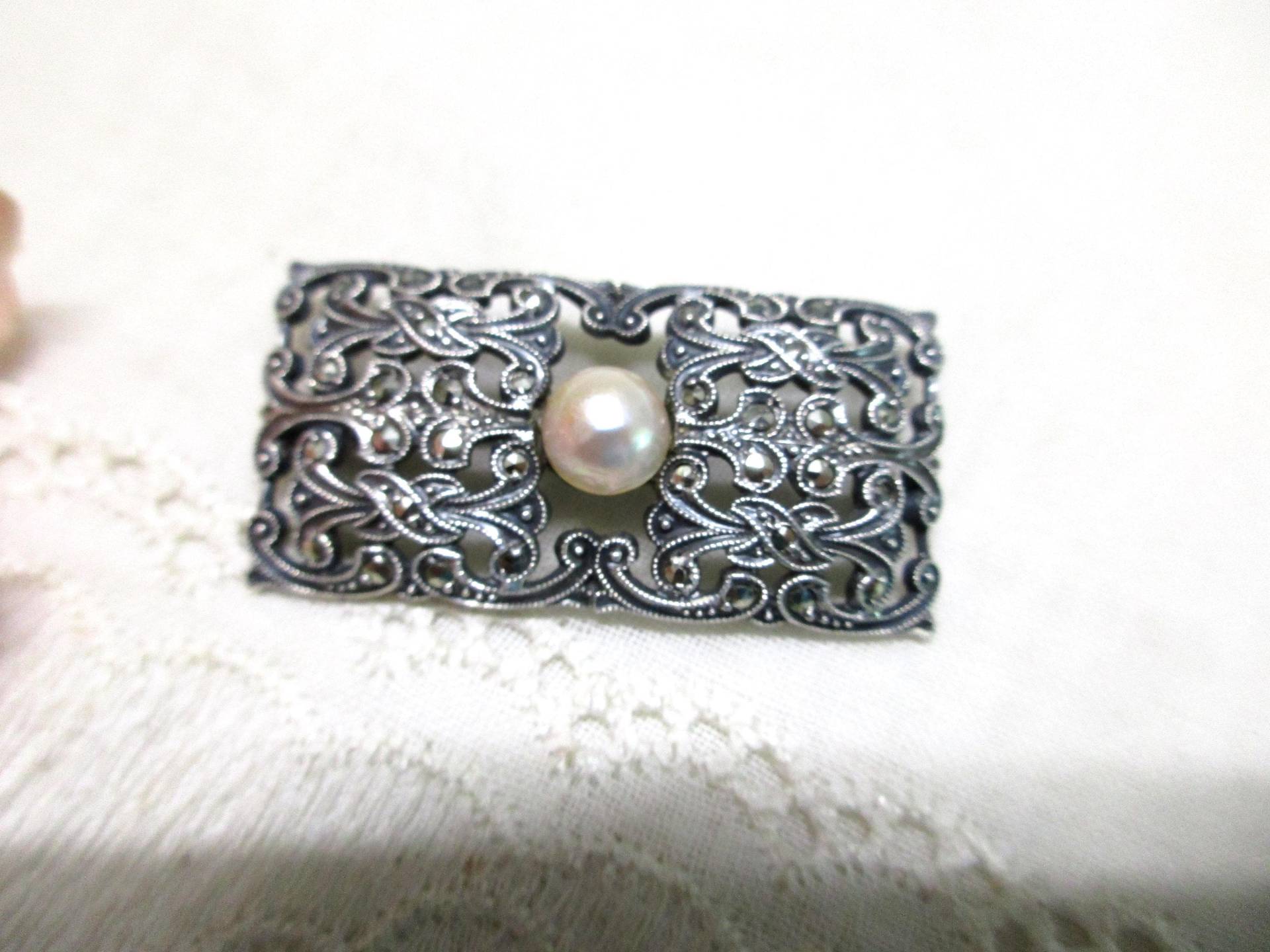 Zauberhafte Antike Jugendstil/Art Déco Silber Brosche Mit Markasiten Und Perle Rechteckig Floral 4, 4 X 2, 2 cm Silberborsche Geschenk Damen Zauberhafte Antike Jugendstil/Art Déco Silber Brosche Mit Markasiten Und Perle Rechteckig Floral 4, 4 X 2, 2 cm Silberborsche Geschenk Damen von VintageTausendSchoen