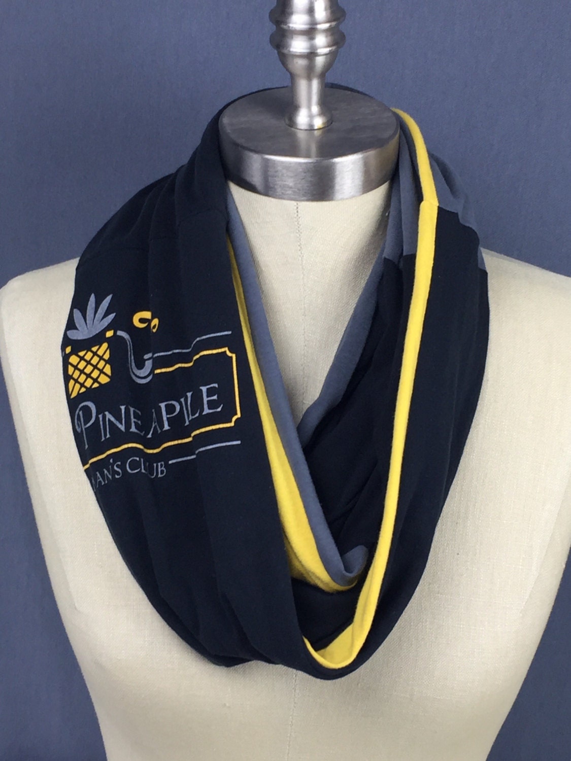 Womens Infinity Schal, Einzigartige Handgemachte Schals, Schwarze N Grau W Gelbes Tuch, Ooak Upcycled Zubehör, Ananas, Nyc Womens Infinity Schal, Einzigartige Handgemachte Schals, Schwarze N Grau W Gelbes Tuch, Ooak Upcycled Zubehör, Ananas, Nyc von VintageTeesEtc