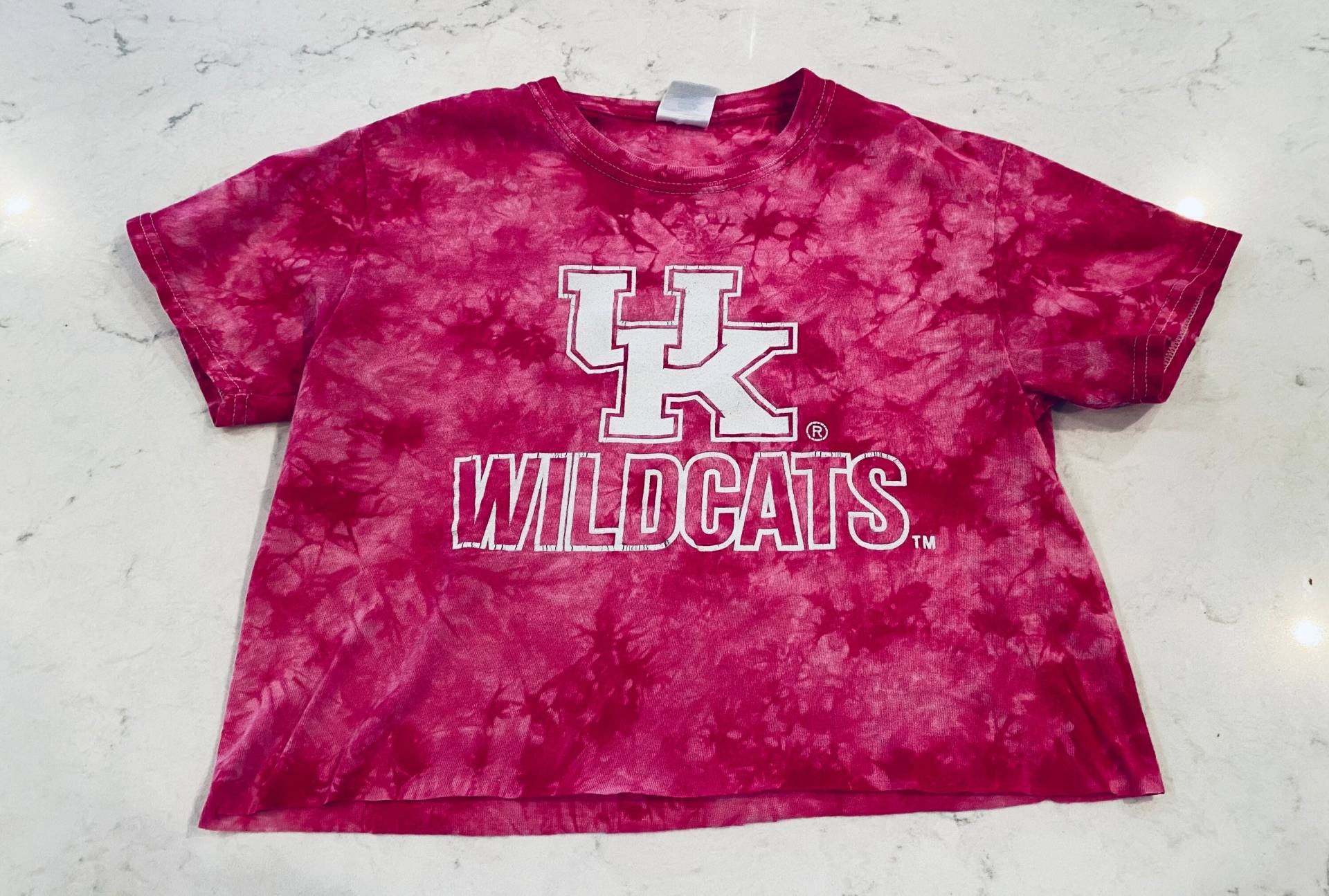 Kentucky Wildcats Pink Batik Crop Top von VintageTeesKY