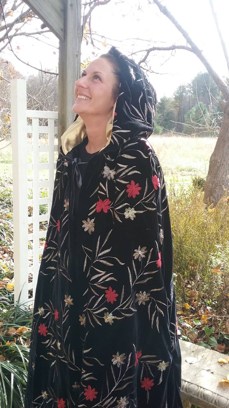 Bestickter Floraler Samt Kapuzen Umhang Renaissance Cosplay Umhang Bestickter Floraler Samt Kapuzen Umhang Renaissance Cosplay Umhang von VintageTemptress