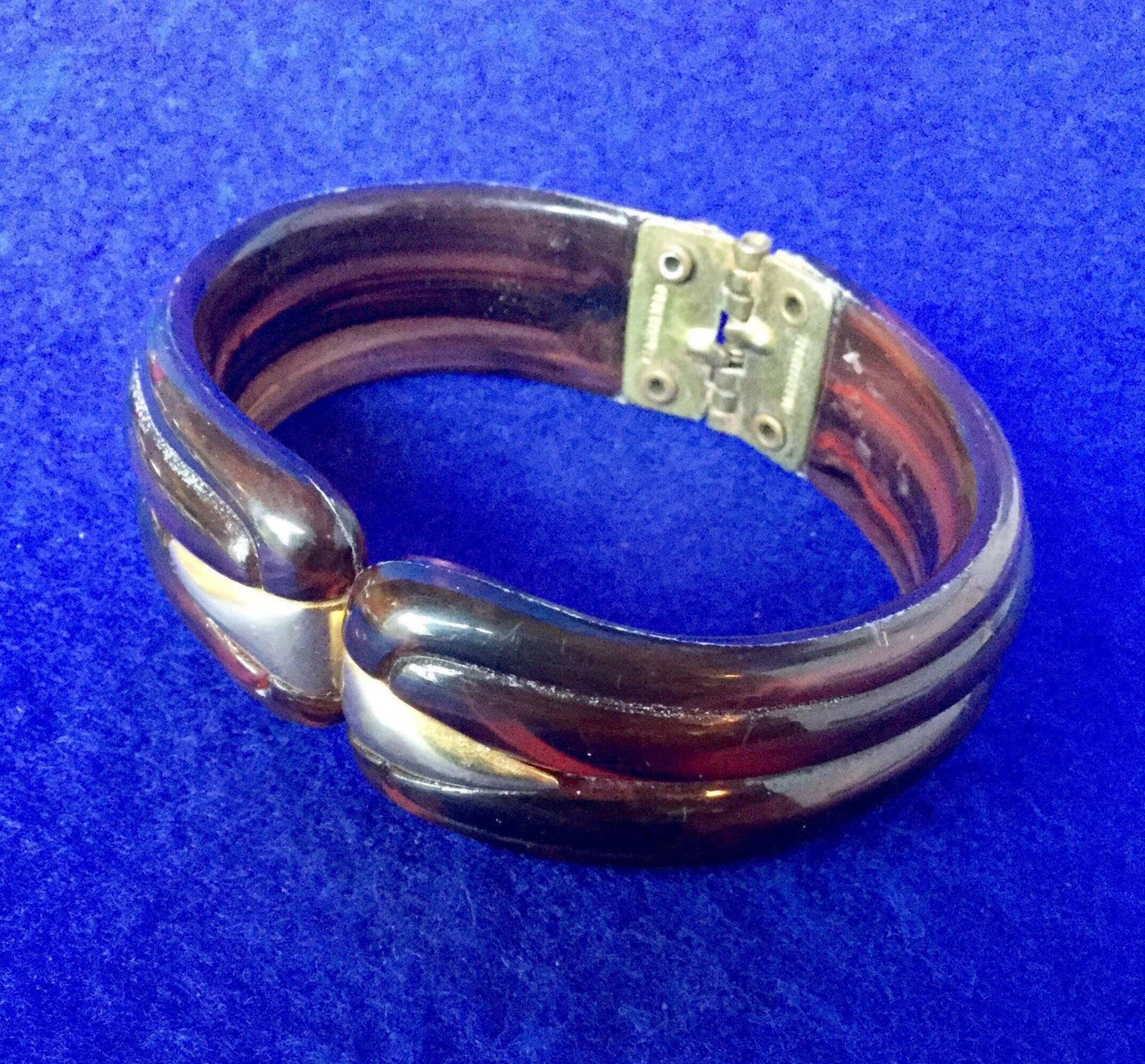 1920Er Antik Art Deco Geformter Armreif Aus Zelluloid-Imitat Mit Hochreliefmotiv Und Messingdetails von VintageTimeAfterTime