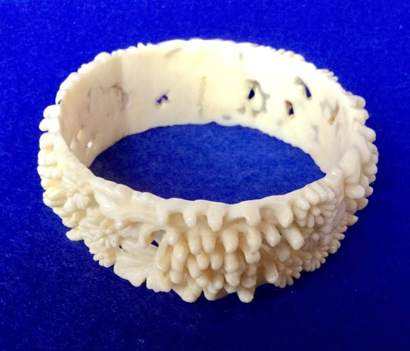 1920Er Jahre Antiker Celluloid Armreif Mit Durchbrochenem Blumenmotiv von VintageTimeAfterTime