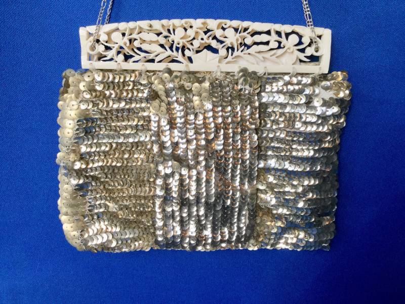 1920Er Jahre Pailletten Abendtasche Mit Aufwendig Geschnitztem Zelluloid Detail & Gürtelschlaufe Und Kette Im Flapper Jazz Age Stil von VintageTimeAfterTime